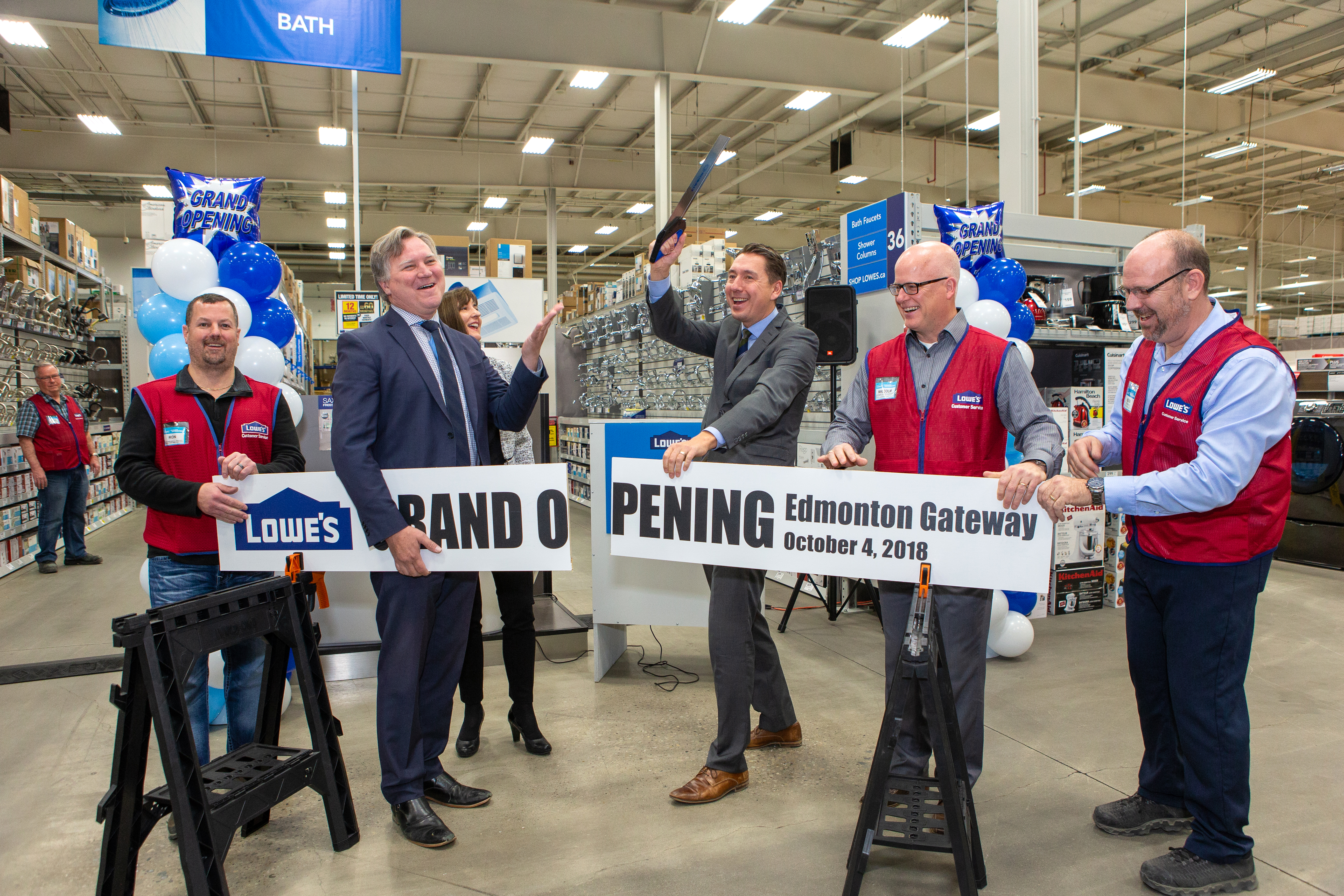 Coupe du madrier par les invités de marque et les dirigeants de Lowe's