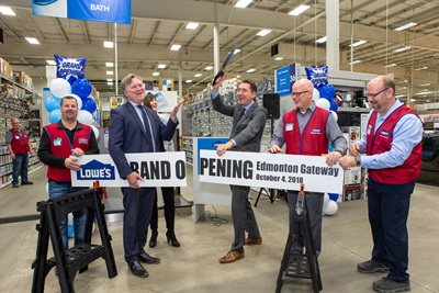 Coupe du madrier par les invités de marque et les dirigeants de Lowe's